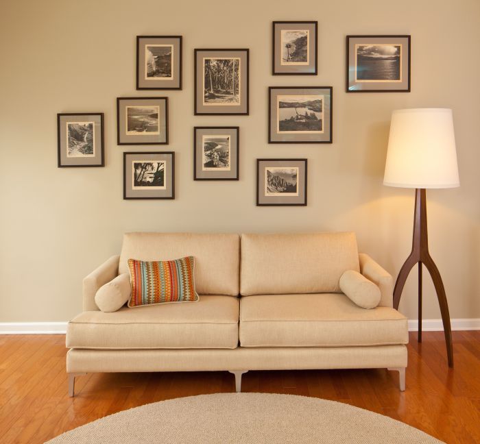 How to decorate wall in living room