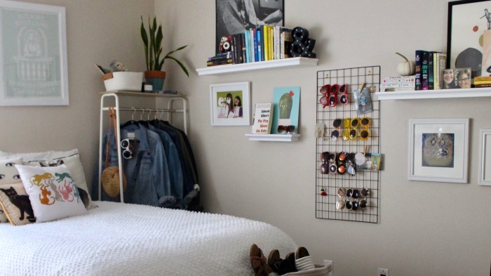 How to decorate small bed room